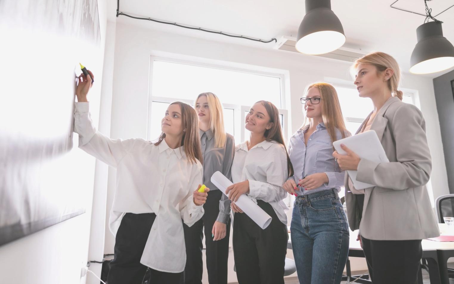 Sesión de aprendizaje sobre presupuesto base cero con instructor experto